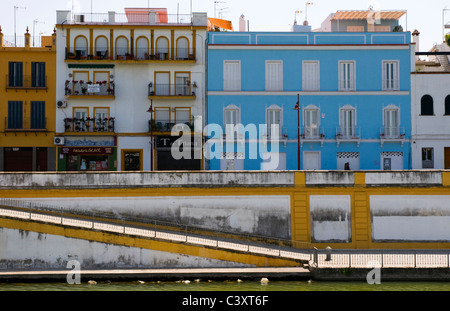 Unterkünfte entlang der Ufer der Fluss Guadalquivir. Sevilla, Spanien Stockfoto