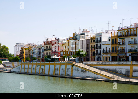 Unterkünfte entlang der Ufer der Fluss Guadalquivir. Sevilla, Spanien Stockfoto