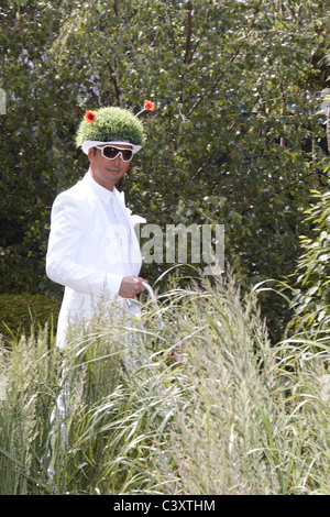 William Louey Rasen einen Hut auf der Chelsea Flower Show 2011 Presse Preview-Tag. Stockfoto