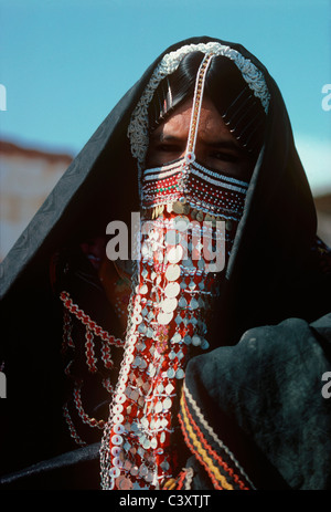 Beduinen-Frau trägt traditionelle Hochzeitsschleier. Sinai, Ägypten Stockfoto