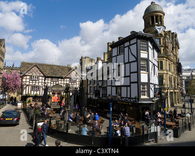 Menge an Sinclairs Austernbar Manchester Stockfoto