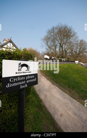 "Radfahrer absteigen" Zeichen durch eine Schleuse, Grand Union Canal, UK. Stockfoto