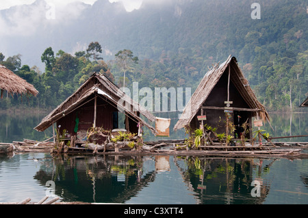Rafthouse am Cheow Lan Lake, Khao Sok Nationalpark-Thailand Stockfoto