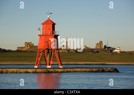 Die Herde Buhne Leuchtturm in South Shields in der Mündung des Flusses Tyne Tynemouth Schloß und Priory hinter Stockfoto