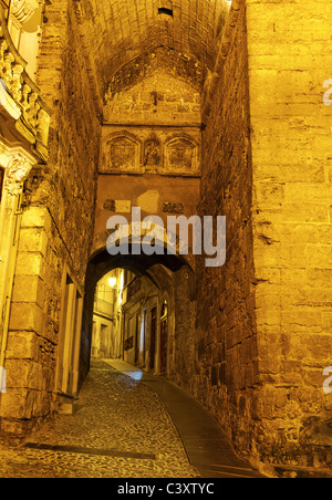 die wichtigsten historischen Tor Arco de Almedina zur Oberstadt in Coimbra, Portugal Stockfoto