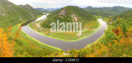 Panorama vom westlichen Ende der Skutarisee in der Nähe von Rijeka Crnojevica in Montenegro. Fluss wie beugt es um grüne Berggipfel. Stockfoto