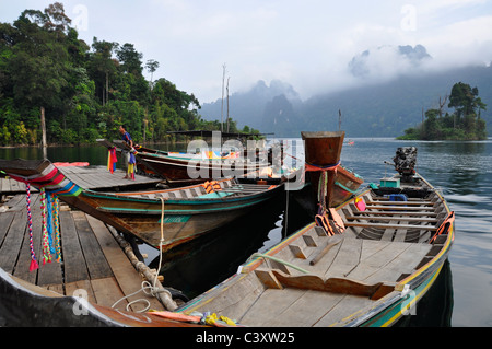 Longtail-Boote im Khao Sok Nationalpark-Thailand Stockfoto