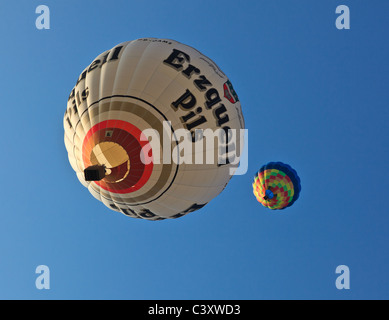 Zwei Heißluftballons auf dem Hintergrund des blauen Himmels während der Ferrara Balloons Festival. Ein Ballon von erzquell Pillen, Emilia-Romagna, Italien gefördert Stockfoto