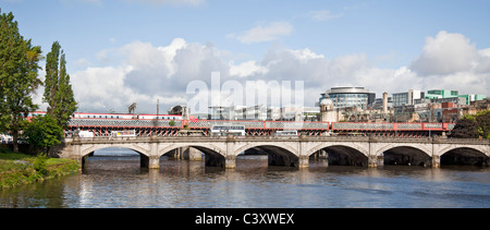 Glasgow-Brücke, sieben-Span Road und Fußgängerbrücke und die zweite Caledonian Railway Bridge; River Clyde, Central Glasgow. Stockfoto