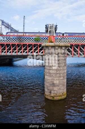 Zug der zweiten Caledonian Railway Bridge überqueren des Flusses Clyde im Zentrum von Glasgow. Granit-Pier von 1. Eisenbahnbrücke. Stockfoto