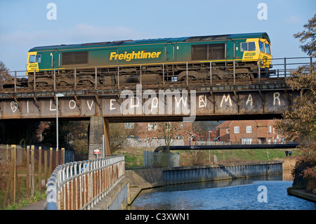 Freightliner Class 66-Diesellok schleppen Fracht vom Hafen Felixstowe durch Ipswich, Suffolk, UK. Stockfoto