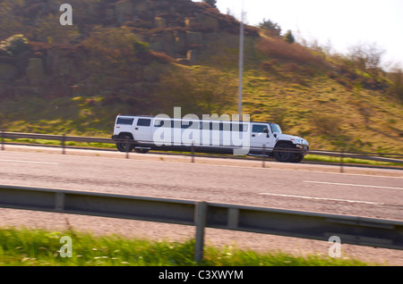 Weiß-stretch Hummer Limo auf der Autobahn. Stockfoto