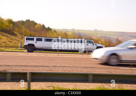 Weiß-stretch Hummer Limo auf der Autobahn. Stockfoto