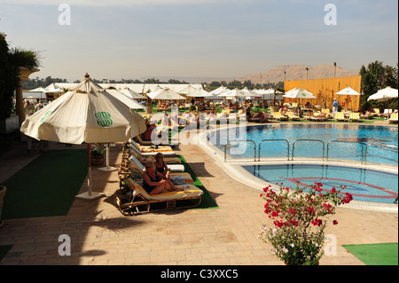 Afrika Ägypten ägyptischen Luxor Luxus Hotels Sonesta St.George Pool und Deck-Bereich Stockfoto