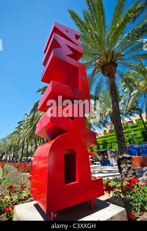 PALMA MALLORCA MARKT lebendige weite Ansicht der roten Palma Skulptur sign on Av.de Gabriel Roca mit Palmen gesäumten Markt Stände Palma de Mallorca Spanien Stockfoto