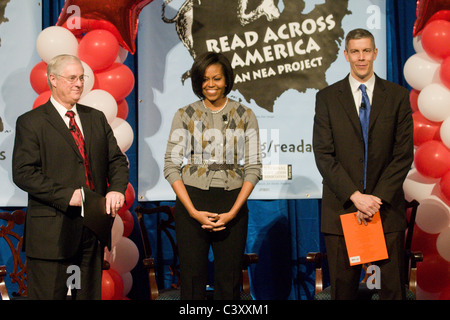 First Lady Michelle Obama R und NEA Präsident Dennis Van Roekel (L) teilnehmen an Read Across America Tag. Stockfoto