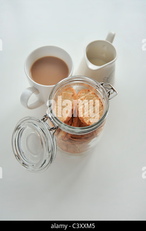 Tasse Tee und Glas mit Cracker Stockfoto