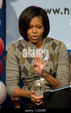 First Lady Michelle Obama R und NEA Präsident Dennis Van Roekel (L) teilnehmen an Read Across America Tag. Stockfoto