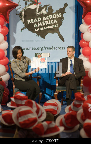 First Lady Michelle Obama R und NEA Präsident Dennis Van Roekel (L) teilnehmen an Read Across America Tag. Stockfoto