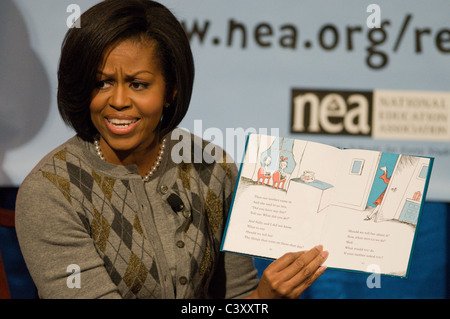 First Lady Michelle Obama R und NEA Präsident Dennis Van Roekel (L) teilnehmen an Read Across America Tag. Stockfoto