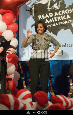 First Lady Michelle Obama R und NEA Präsident Dennis Van Roekel (L) teilnehmen an Read Across America Tag. Stockfoto