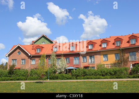 Bunte Reihenhaus in der Wohngegend von Kartanonkoski, Vantaa, Finnland. Stockfoto