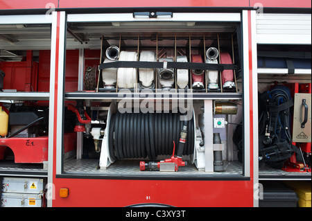 Feuer-Motoren, Wasserschläuche, Düsen und anderen Geräten an einer Feuerwehr. Tschechische Republik Stockfoto