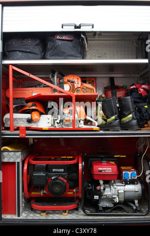 Feuer-Motoren, Wasserschläuche, Düsen und anderen Geräten an einer Feuerwehr. Tschechische Republik Stockfoto