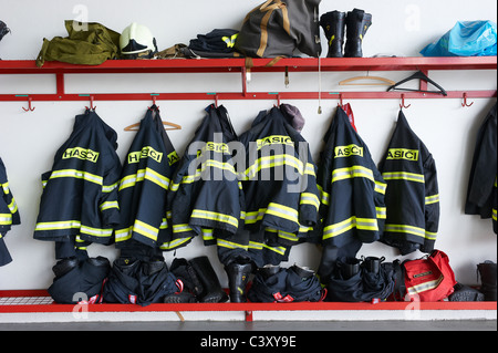 Feuer-Motoren, Wasserschläuche, Düsen und anderen Geräten an einer Feuerwehr. Tschechische Republik Stockfoto