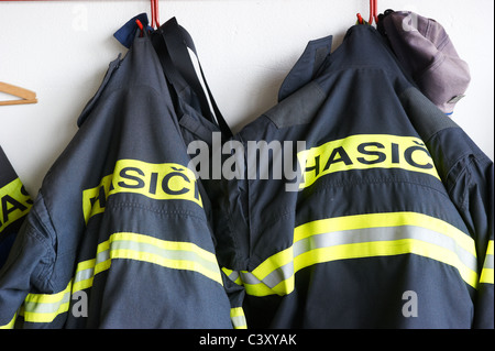 Feuer-Motoren, Wasserschläuche, Düsen und anderen Geräten an einer Feuerwehr. Tschechische Republik Stockfoto