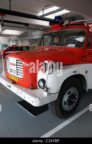 Feuer-Motoren, Wasserschläuche, Düsen und anderen Geräten an einer Feuerwehr. Tschechische Republik Stockfoto