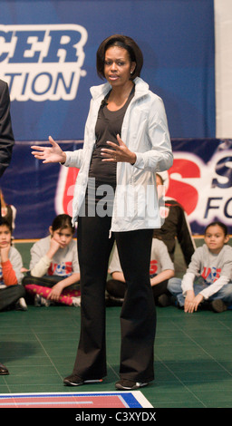 First Lady Michelle Obama beteiligt U. S Fußball Stiftung freien Jugend Fußball Klinik. Stockfoto