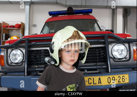 Feuer-Motoren, Wasserschläuche, Düsen und anderen Geräten an einer Feuerwehr. Tschechische Republik Stockfoto