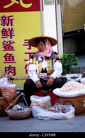 Gulangyu, China. Fischhändler sitzt auf der Straße verkauft getrockneten Fisch und Meeresfrüchte. © Bob Kreisel Stockfoto