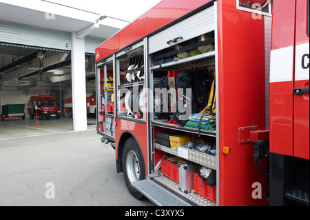 Feuer-Motoren, Wasserschläuche, Düsen und anderen Geräten an einer Feuerwehr. Tschechische Republik Stockfoto