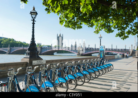 Fahrräder zu mieten als Teil von Transport for London Fahrradverleih Regelung am Südufer der Themse, London, England. Stockfoto