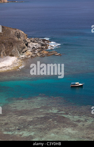 Schiff vor Anker im türkisfarbenen Wasser von Korallenriff in der Nähe von felsigen Ufer von Norman Insel in Britische Jungferninseln Stockfoto