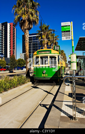 Melbourne Australien / klassische ältere (W-Klasse) Modell Straßenbahn durch den Melbourne Docklands zu reisen. Victoria, Australien. Stockfoto