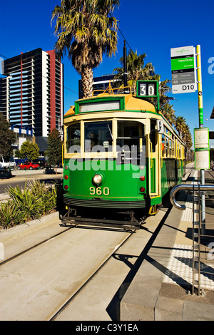 Melbourne Australien / klassische ältere (W-Klasse) Modell Straßenbahn durch den Melbourne Docklands zu reisen. Victoria, Australien. Stockfoto