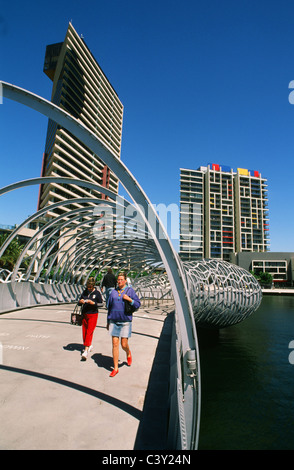 Kinderwagen auf Webb Brücke am Rand des Yarra in Melbourne Docklands, Australien Stockfoto