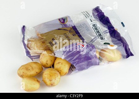 Offene Beutel mit Tesco britische Jersey Royal Kartoffeln Stockfoto