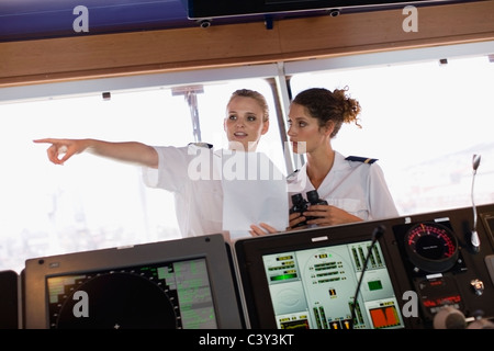 Zwei weibliche Matrosen auf Schiff Stockfoto