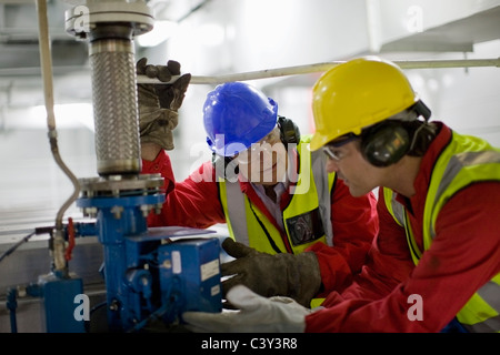 Arbeitnehmer, die Wartungsarbeiten zu tun Stockfoto