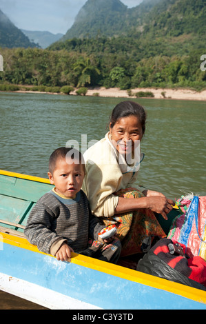 Boot-Passagiere auf dem Fluss in der Demokratischen Republik Laos Stockfoto