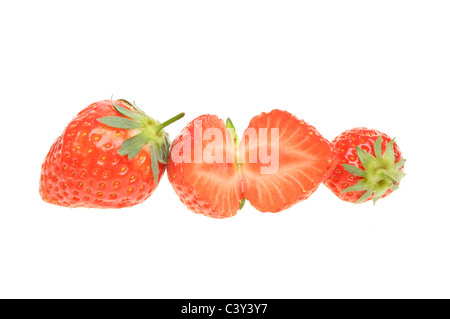 Ganze und geschnittene Erdbeeren in einer Linie isoliert gegen weiß Stockfoto