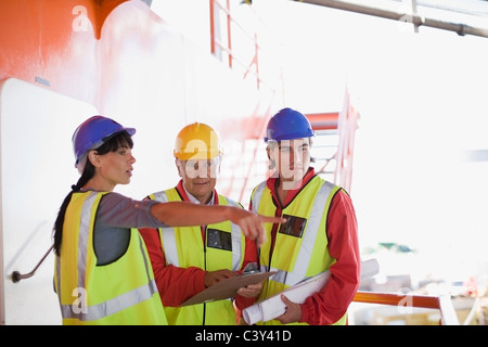 Architekten und Bauherren bei der Arbeit Stockfoto
