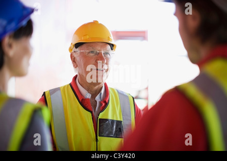 Im Gespräch mit einigen Bauherren Architekten Stockfoto