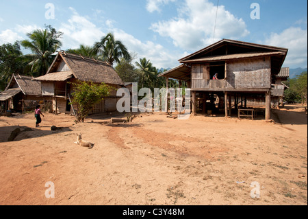 Ein tribal staubiges aus Bambus und Holzhäuser in Nord-Ost-Laos Stockfoto