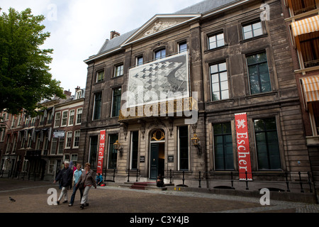 Touristen, die verlassen das MC Escher Museum, Lange Voorhout Palace in Den Haag Stockfoto