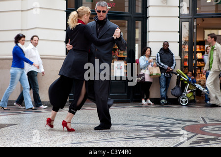 Ein paar Tango tanzen im Einkaufszentrum Passage, eine überdachte Einkaufsstraße in den Haag Stockfoto